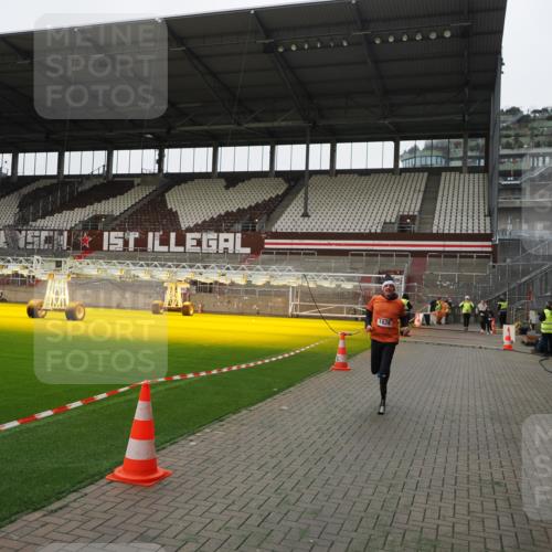 07.12.2025 - St. Pauli X-Mass-Run No. 15 Fabian Wolf http://msf.ph/oto/9399334 07.12.2025 10:59:28 Ziel 1826, 2719, 2720, 2721, 2727 meine-sportfotos.de