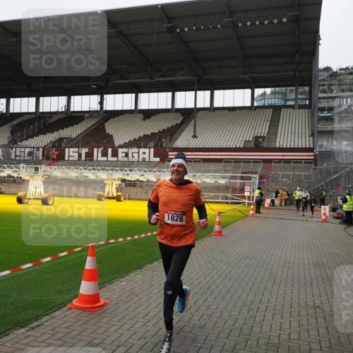 07.12.2025 - St. Pauli X-Mass-Run No. 15 Fabian Wolf http://msf.ph/oto/9399341 07.12.2025 10:59:30 Ziel 301, 306, 420, 1826, 2719, 2720, 2721, 2727 meine-sportfotos.de