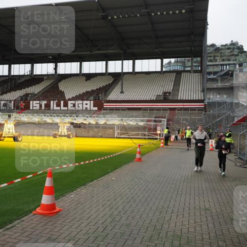 07.12.2025 - St. Pauli X-Mass-Run No. 15 Fabian Wolf http://msf.ph/oto/9399346 07.12.2025 10:59:34 Ziel 301, 306, 420, 1826, 2720, 2721, 2727 meine-sportfotos.de