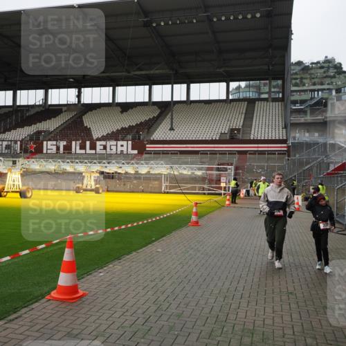 07.12.2025 - St. Pauli X-Mass-Run No. 15 Fabian Wolf http://msf.ph/oto/9399351 07.12.2025 10:59:35 Ziel 301, 306, 420, 1826, 2721, 2727, 4128 meine-sportfotos.de