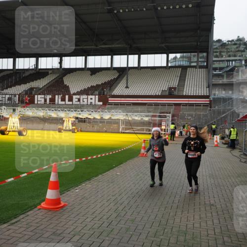 07.12.2025 - St. Pauli X-Mass-Run No. 15 Fabian Wolf http://msf.ph/oto/9399375 07.12.2025 10:59:45 Ziel 301, 306, 420, 4128 meine-sportfotos.de