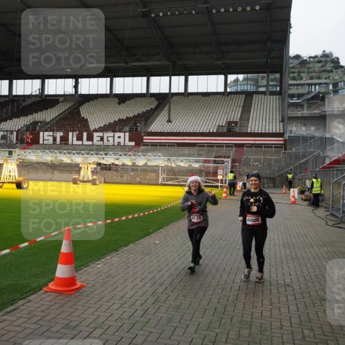 07.12.2025 - St. Pauli X-Mass-Run No. 15 Fabian Wolf http://msf.ph/oto/9399377 07.12.2025 10:59:45 Ziel 301, 306, 420, 4128 meine-sportfotos.de