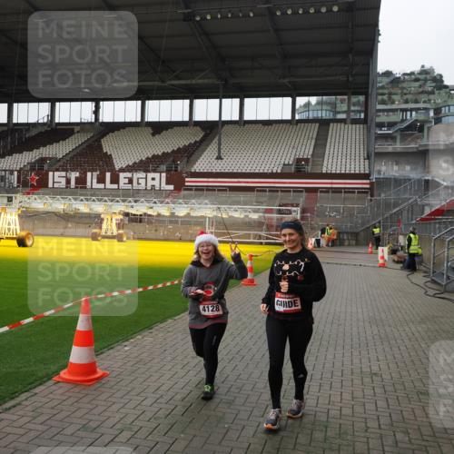07.12.2025 - St. Pauli X-Mass-Run No. 15 Fabian Wolf http://msf.ph/oto/9399381 07.12.2025 10:59:46 Ziel 301, 306, 420, 4128 meine-sportfotos.de