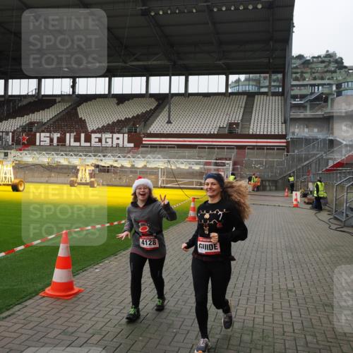 07.12.2025 - St. Pauli X-Mass-Run No. 15 Fabian Wolf http://msf.ph/oto/9399382 07.12.2025 10:59:46 Ziel 301, 306, 420, 4128 meine-sportfotos.de