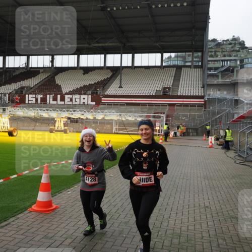 07.12.2025 - St. Pauli X-Mass-Run No. 15 Fabian Wolf http://msf.ph/oto/9399383 07.12.2025 10:59:46 Ziel 301, 306, 420, 4128 meine-sportfotos.de