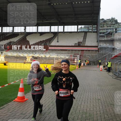 07.12.2025 - St. Pauli X-Mass-Run No. 15 Fabian Wolf http://msf.ph/oto/9399384 07.12.2025 10:59:47 Ziel 301, 306, 420, 4128 meine-sportfotos.de