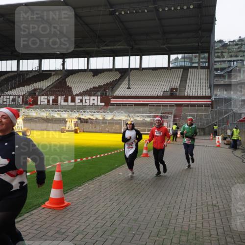 07.12.2025 - St. Pauli X-Mass-Run No. 15 Fabian Wolf http://msf.ph/oto/9399406 07.12.2025 11:00:06 Ziel 529, 1482, 1558, 1702, 3586 meine-sportfotos.de
