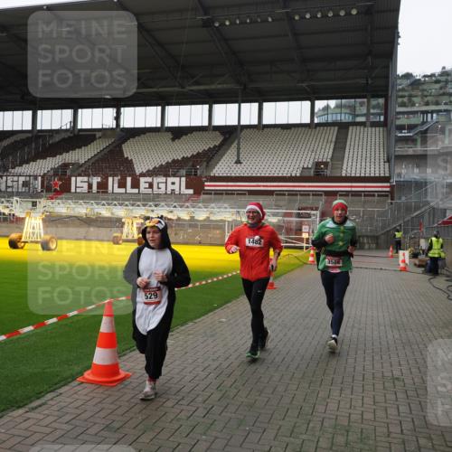 07.12.2025 - St. Pauli X-Mass-Run No. 15 Fabian Wolf http://msf.ph/oto/9399408 07.12.2025 11:00:07 Ziel 529, 1482, 1558, 1702, 3586 meine-sportfotos.de