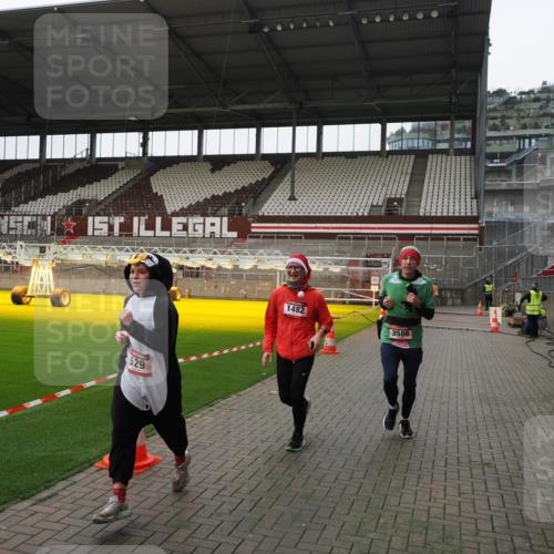 07.12.2025 - St. Pauli X-Mass-Run No. 15 Fabian Wolf http://msf.ph/oto/9399409 07.12.2025 11:00:07 Ziel 529, 1482, 1558, 1702, 3586 meine-sportfotos.de