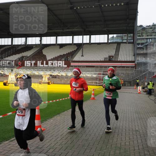 07.12.2025 - St. Pauli X-Mass-Run No. 15 Fabian Wolf http://msf.ph/oto/9399410 07.12.2025 11:00:07 Ziel 529, 1482, 1558, 1702, 3586 meine-sportfotos.de