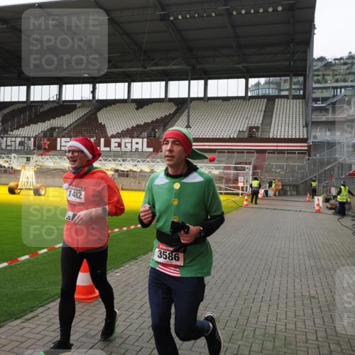07.12.2025 - St. Pauli X-Mass-Run No. 15 Fabian Wolf http://msf.ph/oto/9399414 07.12.2025 11:00:08 Ziel 529, 1482, 1558, 1702, 3586 meine-sportfotos.de