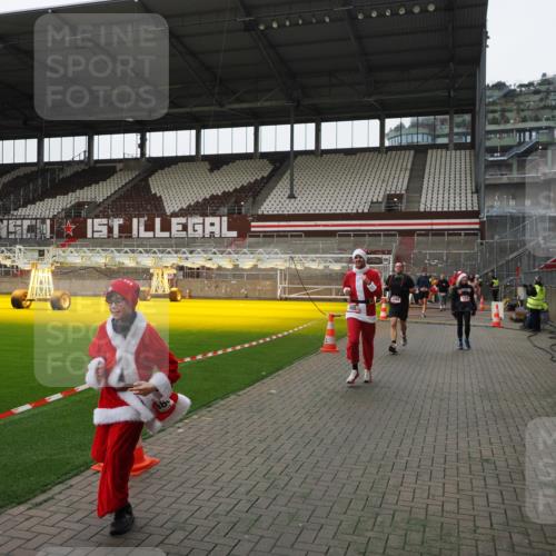 07.12.2025 - St. Pauli X-Mass-Run No. 15 Fabian Wolf http://msf.ph/oto/9399421 07.12.2025 11:00:21 Ziel 225, 435, 440, 985, 988, 3586, 4793 meine-sportfotos.de