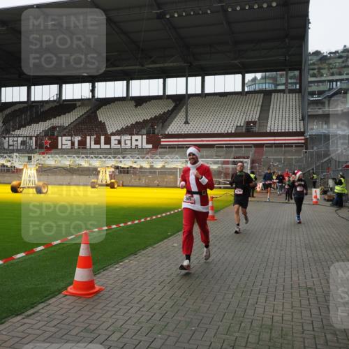 07.12.2025 - St. Pauli X-Mass-Run No. 15 Fabian Wolf http://msf.ph/oto/9399424 07.12.2025 11:00:22 Ziel 225, 435, 440, 611, 985, 988, 3952, 4793 meine-sportfotos.de