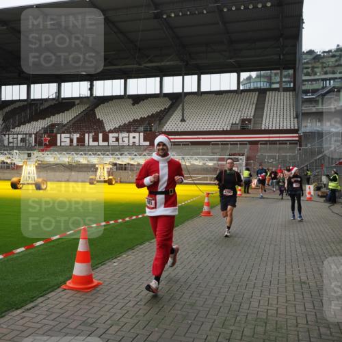 07.12.2025 - St. Pauli X-Mass-Run No. 15 Fabian Wolf http://msf.ph/oto/9399426 07.12.2025 11:00:23 Ziel 225, 435, 440, 611, 985, 988, 3952, 4478, 4793 meine-sportfotos.de