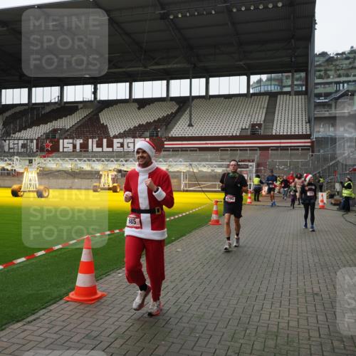 07.12.2025 - St. Pauli X-Mass-Run No. 15 Fabian Wolf http://msf.ph/oto/9399427 07.12.2025 11:00:23 Ziel 225, 435, 440, 611, 985, 988, 3952, 4478, 4793 meine-sportfotos.de