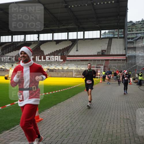 07.12.2025 - St. Pauli X-Mass-Run No. 15 Fabian Wolf http://msf.ph/oto/9399429 07.12.2025 11:00:23 Ziel 225, 435, 440, 611, 985, 988, 3952, 4478, 4793 meine-sportfotos.de