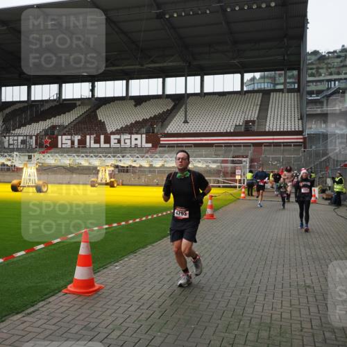 07.12.2025 - St. Pauli X-Mass-Run No. 15 Fabian Wolf http://msf.ph/oto/9399432 07.12.2025 11:00:24 Ziel 225, 435, 440, 611, 985, 988, 3952, 4478, 4793 meine-sportfotos.de
