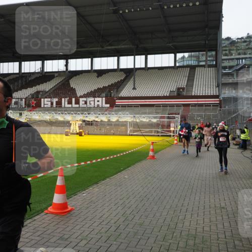 07.12.2025 - St. Pauli X-Mass-Run No. 15 Fabian Wolf http://msf.ph/oto/9399437 07.12.2025 11:00:25 Ziel 225, 435, 440, 611, 985, 988, 1721, 3952, 4478, 4793 meine-sportfotos.de