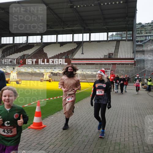 07.12.2025 - St. Pauli X-Mass-Run No. 15 Fabian Wolf http://msf.ph/oto/9399444 07.12.2025 11:00:29 Ziel 225, 435, 440, 611, 985, 988, 1721, 3952, 4478, 4793 meine-sportfotos.de