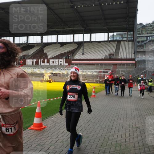07.12.2025 - St. Pauli X-Mass-Run No. 15 Fabian Wolf http://msf.ph/oto/9399449 07.12.2025 11:00:30 Ziel 225, 435, 440, 611, 985, 988, 1721, 3952, 4478, 4793 meine-sportfotos.de