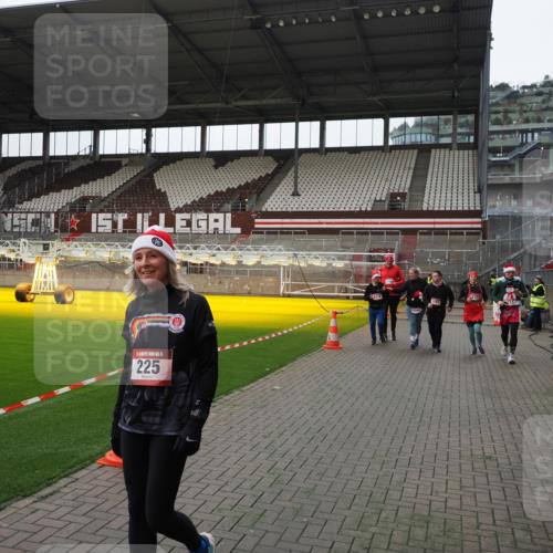 07.12.2025 - St. Pauli X-Mass-Run No. 15 Fabian Wolf http://msf.ph/oto/9399452 07.12.2025 11:00:31 Ziel 225, 410, 435, 439, 440, 611, 985, 988, 1721, 3952, 4478, 4793 meine-sportfotos.de