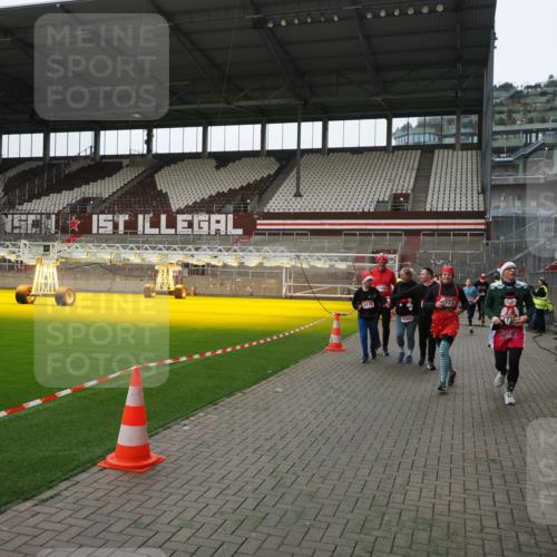 07.12.2025 - St. Pauli X-Mass-Run No. 15 Fabian Wolf http://msf.ph/oto/9399458 07.12.2025 11:00:32 Ziel 225, 410, 433, 435, 439, 440, 611, 985, 988, 1721, 3952, 4478, 4793 meine-sportfotos.de
