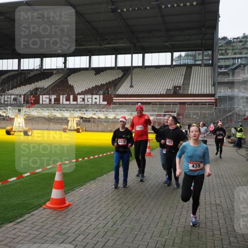 07.12.2025 - St. Pauli X-Mass-Run No. 15 Fabian Wolf http://msf.ph/oto/9399470 07.12.2025 11:00:35 Ziel 225, 410, 433, 435, 439, 440, 611, 985, 988, 1721, 3952, 4478, 4793 meine-sportfotos.de