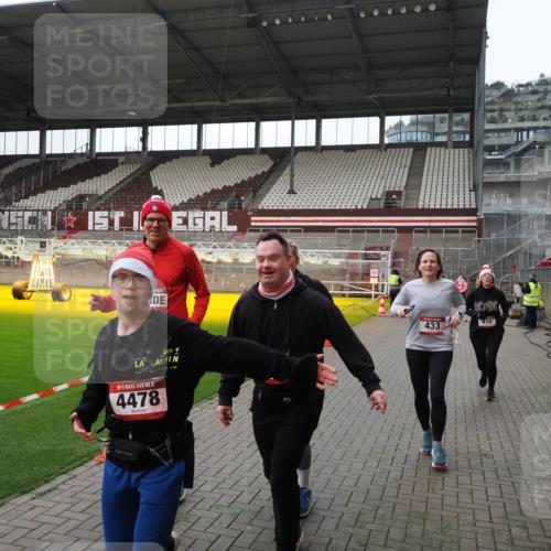 07.12.2025 - St. Pauli X-Mass-Run No. 15 Fabian Wolf http://msf.ph/oto/9399479 07.12.2025 11:00:38 Ziel 410, 433, 435, 439, 440, 611, 1721, 3952, 4478 meine-sportfotos.de