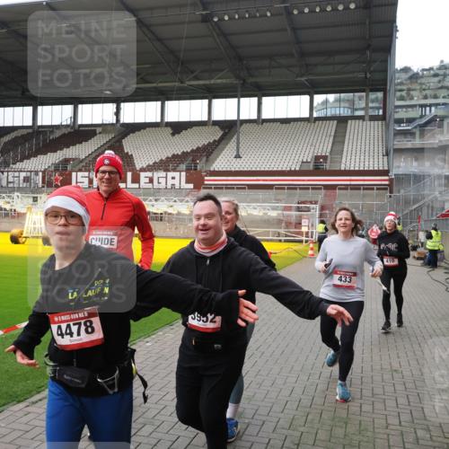 07.12.2025 - St. Pauli X-Mass-Run No. 15 Fabian Wolf http://msf.ph/oto/9399480 07.12.2025 11:00:38 Ziel 410, 433, 435, 439, 440, 611, 1721, 3952, 4478 meine-sportfotos.de