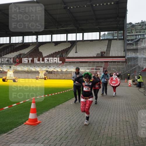 07.12.2025 - St. Pauli X-Mass-Run No. 15 Fabian Wolf http://msf.ph/oto/9399493 07.12.2025 11:00:50 Ziel 68, 135, 410, 433, 439, 492, 1065, 1068, 1660, 3349, 3353 meine-sportfotos.de