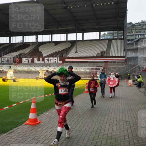 07.12.2025 - St. Pauli X-Mass-Run No. 15 Fabian Wolf http://msf.ph/oto/9399496 07.12.2025 11:00:51 Ziel 68, 135, 410, 433, 439, 492, 1065, 1068, 1660, 3349, 3353 meine-sportfotos.de
