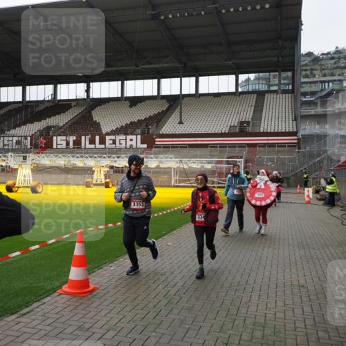 07.12.2025 - St. Pauli X-Mass-Run No. 15 Fabian Wolf http://msf.ph/oto/9399497 07.12.2025 11:00:51 Ziel 68, 135, 410, 433, 439, 492, 1065, 1068, 1660, 3349, 3353 meine-sportfotos.de