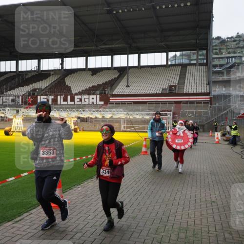 07.12.2025 - St. Pauli X-Mass-Run No. 15 Fabian Wolf http://msf.ph/oto/9399501 07.12.2025 11:00:52 Ziel 68, 135, 433, 492, 1065, 1068, 1660, 3349, 3353 meine-sportfotos.de