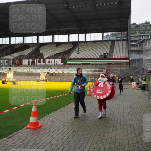 07.12.2025 - St. Pauli X-Mass-Run No. 15 Fabian Wolf http://msf.ph/oto/9399503 07.12.2025 11:00:53 Ziel 68, 135, 492, 1065, 1068, 1660, 3349, 3353 meine-sportfotos.de
