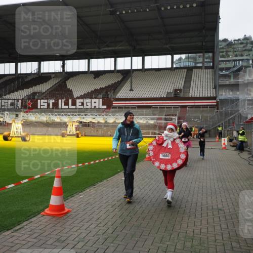 07.12.2025 - St. Pauli X-Mass-Run No. 15 Fabian Wolf http://msf.ph/oto/9399504 07.12.2025 11:00:54 Ziel 68, 135, 492, 1065, 1068, 1660, 3349, 3353 meine-sportfotos.de