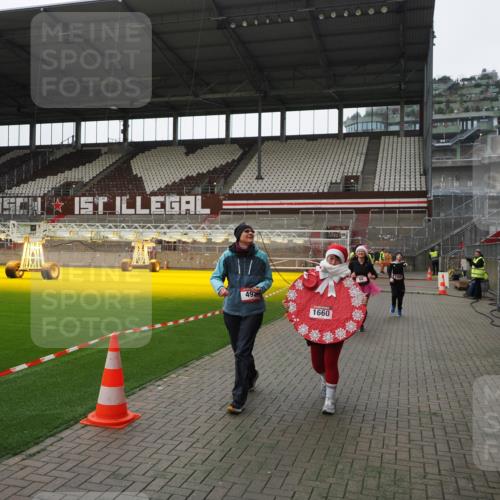 07.12.2025 - St. Pauli X-Mass-Run No. 15 Fabian Wolf http://msf.ph/oto/9399505 07.12.2025 11:00:54 Ziel 68, 135, 492, 1065, 1068, 1660, 3349, 3353 meine-sportfotos.de