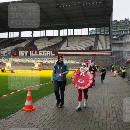 07.12.2025 - St. Pauli X-Mass-Run No. 15 Fabian Wolf http://msf.ph/oto/9399506 07.12.2025 11:00:54 Ziel 68, 135, 492, 1065, 1068, 1660, 3349, 3353 meine-sportfotos.de