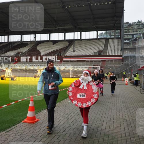 07.12.2025 - St. Pauli X-Mass-Run No. 15 Fabian Wolf http://msf.ph/oto/9399509 07.12.2025 11:00:55 Ziel 68, 135, 492, 1065, 1068, 1660, 3349, 3353 meine-sportfotos.de