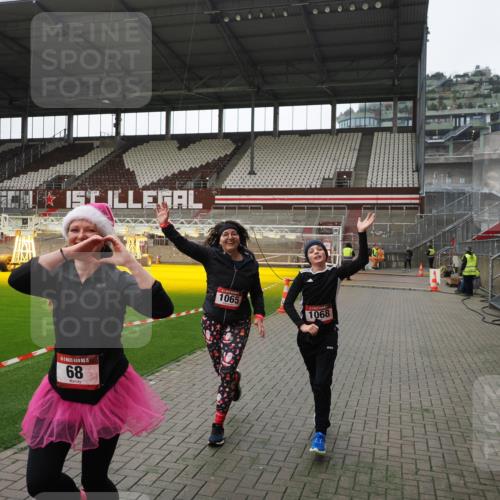 07.12.2025 - St. Pauli X-Mass-Run No. 15 Fabian Wolf http://msf.ph/oto/9399515 07.12.2025 11:00:57 Ziel 68, 135, 492, 1065, 1068, 1660, 3349, 3353 meine-sportfotos.de
