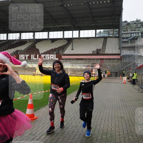 07.12.2025 - St. Pauli X-Mass-Run No. 15 Fabian Wolf http://msf.ph/oto/9399516 07.12.2025 11:00:57 Ziel 68, 135, 492, 1065, 1068, 1660, 3349, 3353 meine-sportfotos.de