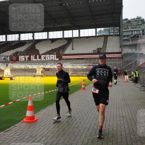 07.12.2025 - St. Pauli X-Mass-Run No. 15 Fabian Wolf http://msf.ph/oto/9399526 07.12.2025 11:01:09 Ziel 89, 557, 1065, 1068, 1705 meine-sportfotos.de