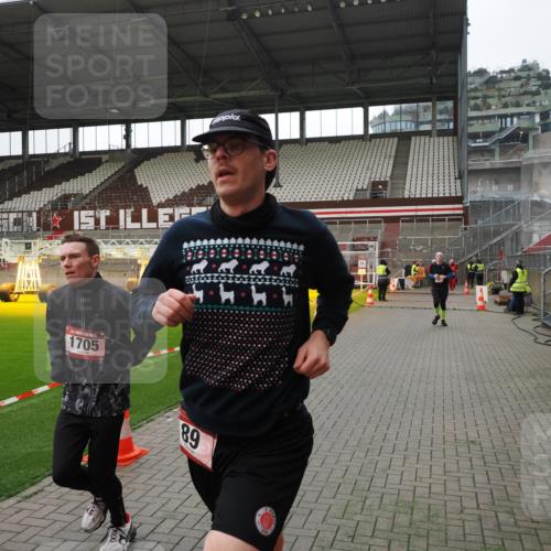 07.12.2025 - St. Pauli X-Mass-Run No. 15 Fabian Wolf http://msf.ph/oto/9399529 07.12.2025 11:01:10 Ziel 89, 557, 1705 meine-sportfotos.de