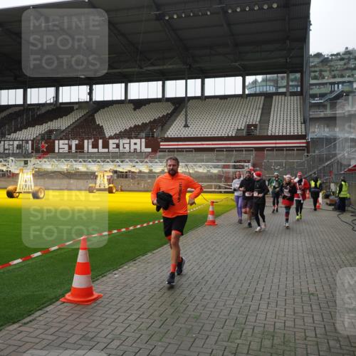 07.12.2025 - St. Pauli X-Mass-Run No. 15 Fabian Wolf http://msf.ph/oto/9399547 07.12.2025 11:01:26 Ziel 132, 139, 557, 766, 770, 771, 1300, 1367, 1615, 2251, 2252 meine-sportfotos.de