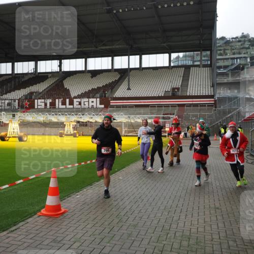07.12.2025 - St. Pauli X-Mass-Run No. 15 Fabian Wolf http://msf.ph/oto/9399549 07.12.2025 11:01:28 Ziel 132, 139, 336, 766, 770, 771, 1300, 1367, 1615, 2251, 2252 meine-sportfotos.de
