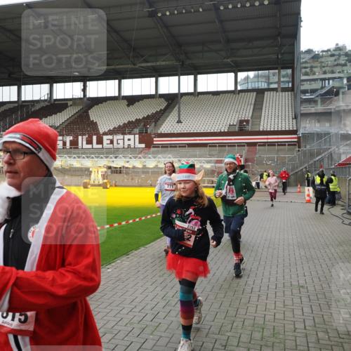 07.12.2025 - St. Pauli X-Mass-Run No. 15 Fabian Wolf http://msf.ph/oto/9399558 07.12.2025 11:01:30 Ziel 132, 139, 336, 766, 770, 771, 1048, 1300, 1367, 1615, 2251, 2252 meine-sportfotos.de