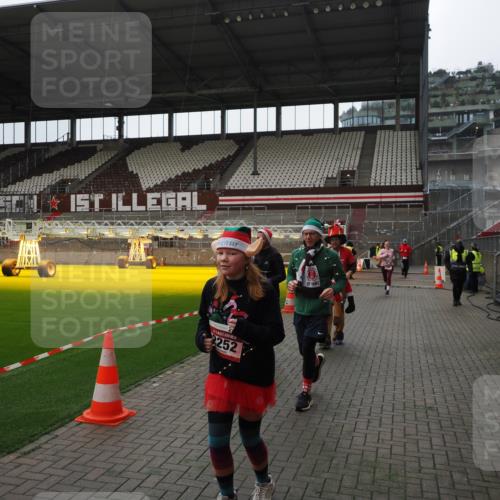 07.12.2025 - St. Pauli X-Mass-Run No. 15 Fabian Wolf http://msf.ph/oto/9399559 07.12.2025 11:01:30 Ziel 132, 139, 336, 766, 770, 771, 1048, 1300, 1367, 1615, 2251, 2252 meine-sportfotos.de