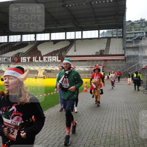 07.12.2025 - St. Pauli X-Mass-Run No. 15 Fabian Wolf http://msf.ph/oto/9399562 07.12.2025 11:01:31 Ziel 132, 139, 336, 766, 770, 771, 1045, 1048, 1300, 1367, 1615, 2251, 2252 meine-sportfotos.de
