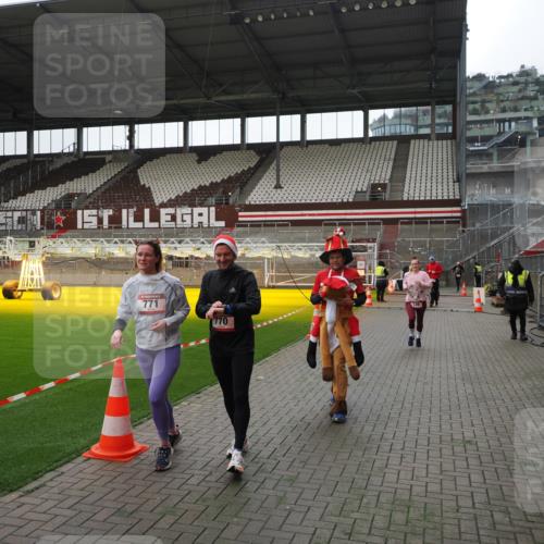 07.12.2025 - St. Pauli X-Mass-Run No. 15 Fabian Wolf http://msf.ph/oto/9399565 07.12.2025 11:01:32 Ziel 132, 139, 336, 766, 770, 771, 1045, 1048, 1300, 1367, 1615, 2251, 2252 meine-sportfotos.de