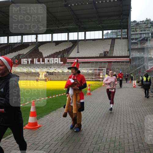 07.12.2025 - St. Pauli X-Mass-Run No. 15 Fabian Wolf http://msf.ph/oto/9399571 07.12.2025 11:01:33 Ziel 336, 766, 770, 771, 1045, 1048, 1300, 1367, 1615, 2251, 2252 meine-sportfotos.de