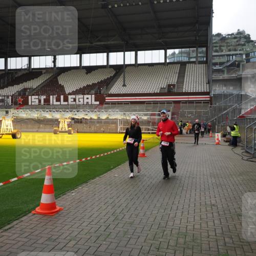 07.12.2025 - St. Pauli X-Mass-Run No. 15 Fabian Wolf http://msf.ph/oto/9399595 07.12.2025 11:01:38 Ziel 336, 376, 766, 770, 771, 1045, 1048, 1300, 1367, 1615, 2251, 2252 meine-sportfotos.de